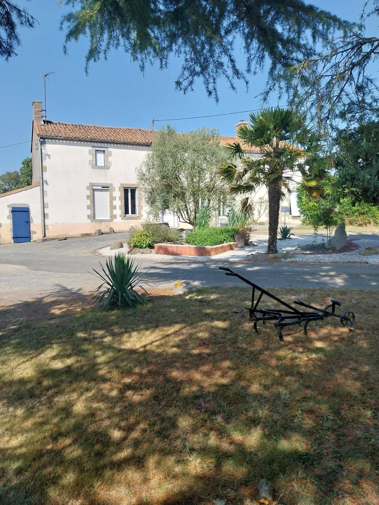 Au Granit Bleu Panzió Faye-l'Abbesse Kültér fotó